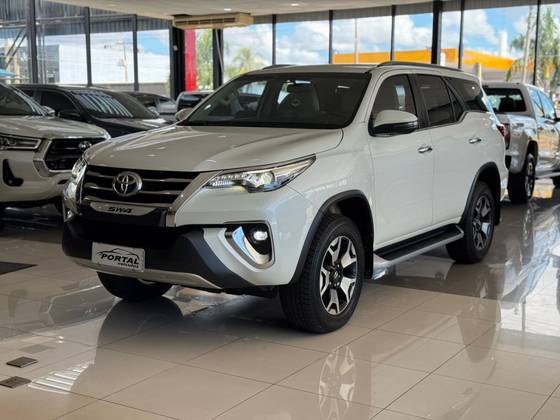 TOYOTA HILUX SW4 2.8 SRX DIAMOND 4X4 7 LUGARES 16V TURBO INTERCOOLER DIESEL 4P AUTOMÁTICO